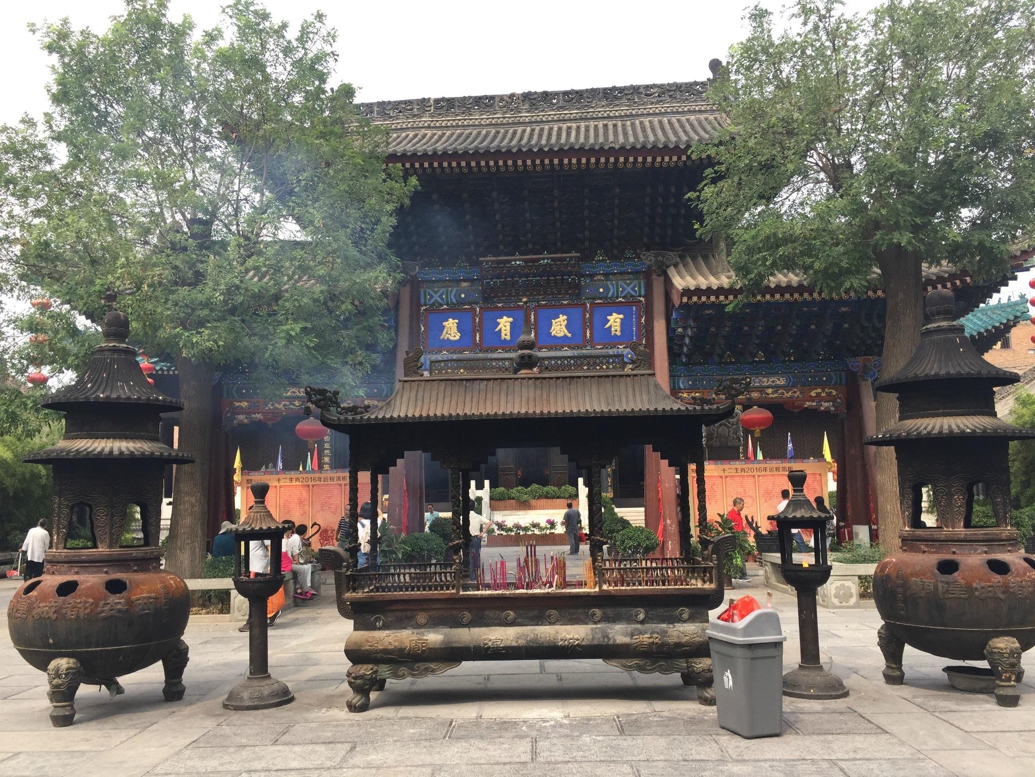 城隍庙很冷门,不需要门票,有公交到达,香火很望.推荐大家去一下.