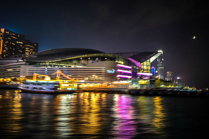 2023其中香港的维多利亚港夜景被称为三大夜景之最。夜香港，璀璨霓虹耀维港，相机无法记录的美_维多利亚港-评论-去哪儿攻略