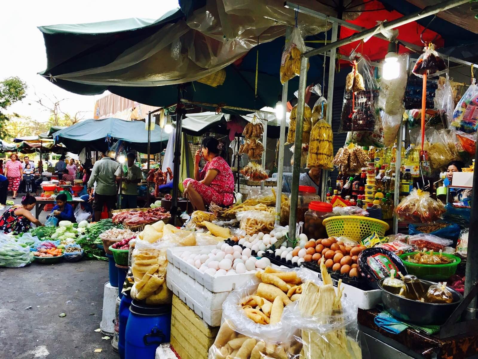 市场里有很多店铺,衣服,水果,生活用品,旅游纪念品,应有尽有.