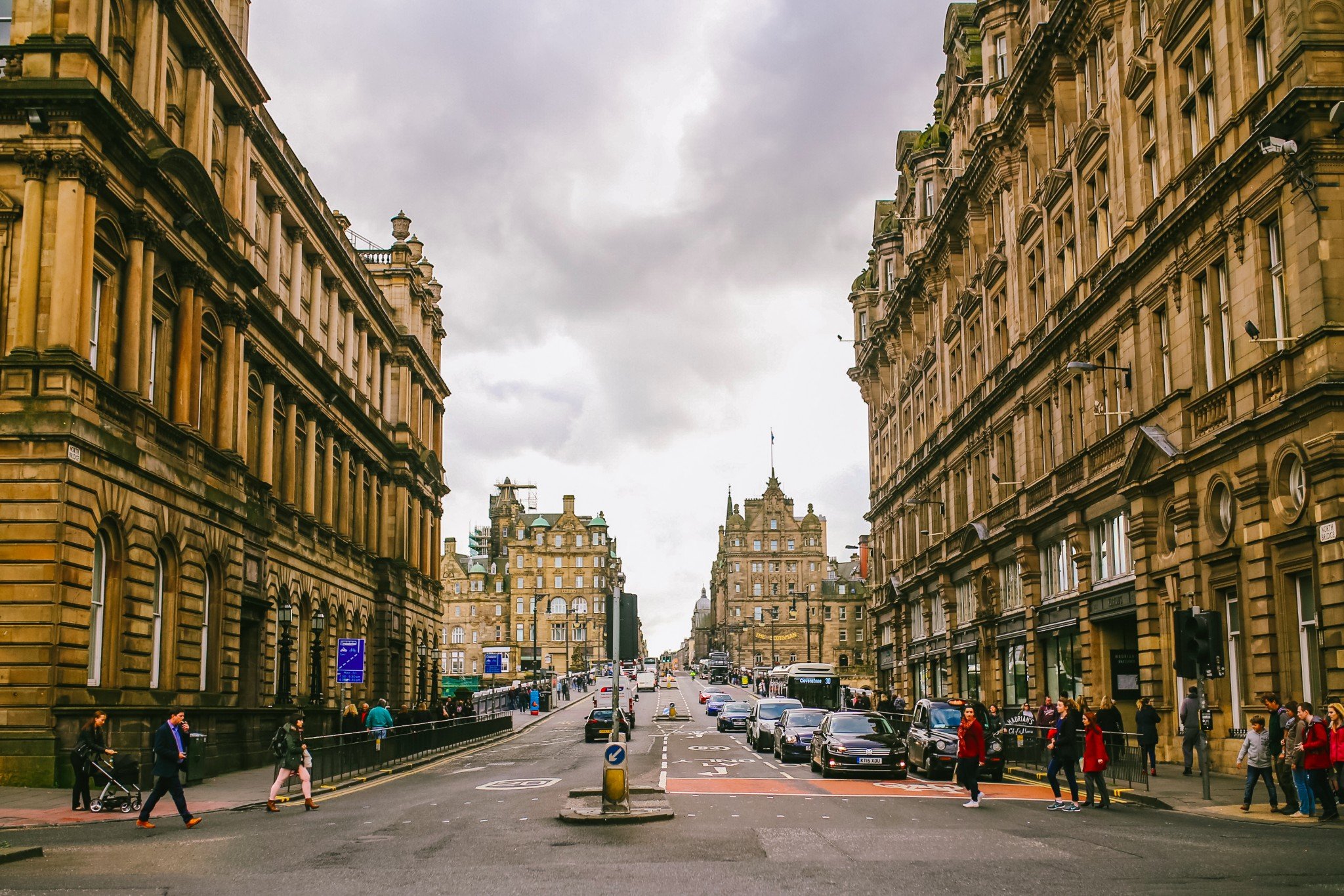 王子街素有"全球景色最佳的马路"之称.