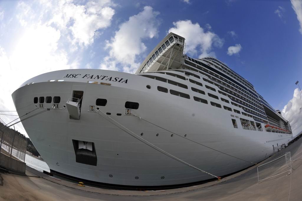 地中海邮轮之旅(二)米兰 摄于热那亚港