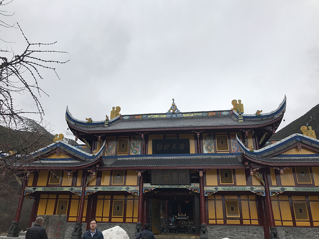 我们一团人上去结果还是有点人有高反黄龙景区在海拔3500米上最高点快