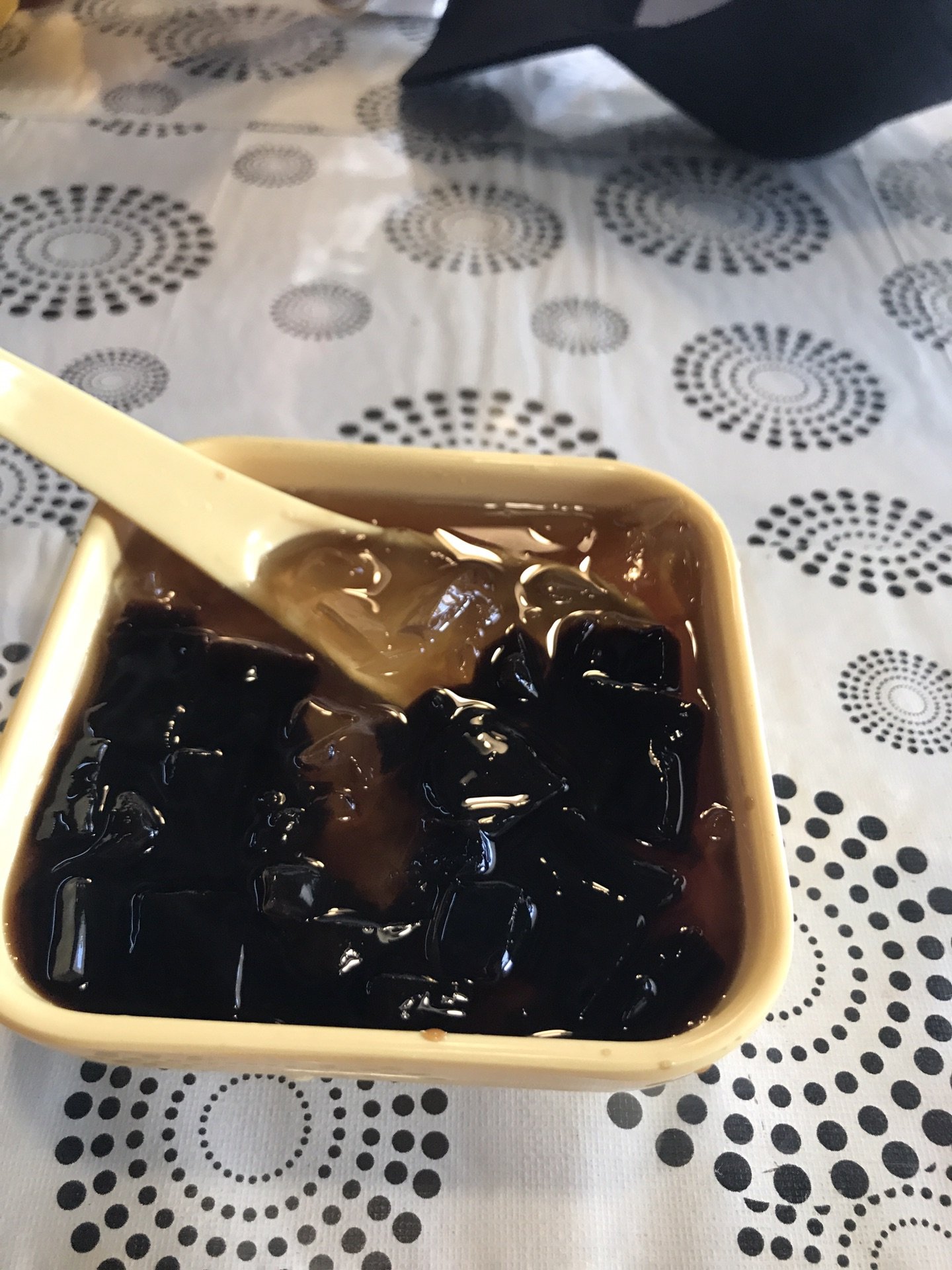 当地人取的黑凉粉,其实和仙草冻一个味道.