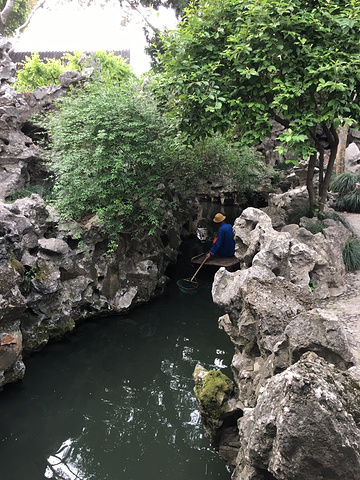 "园林中花窗的设计，看的是一步一景。三点半的狮子林仍旧游人如织，特别是假山群里~真的非常滑。不用赶行程_狮子林"的评论图片