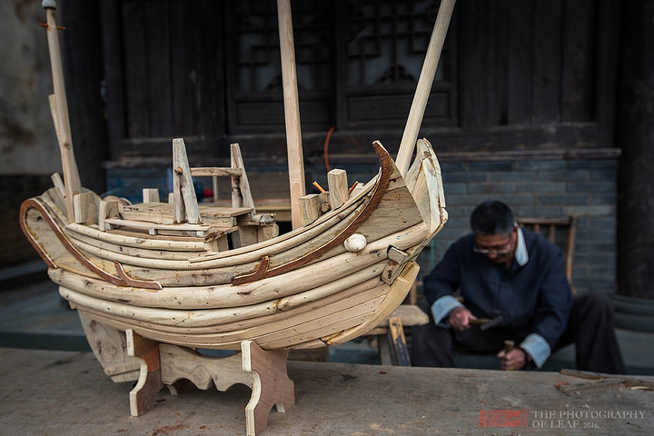 还有很多象山本地的民间手工艺人,看这位爷爷纯手工制作的木船,是不是