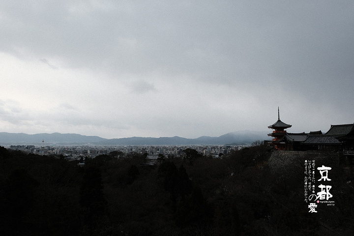 "清水寺里的小茶屋，里边都是穿和服的人，有种拍日本古装连续剧的感觉。很多地方也还在修缮。可以下山啦～_清水寺"的评论图片