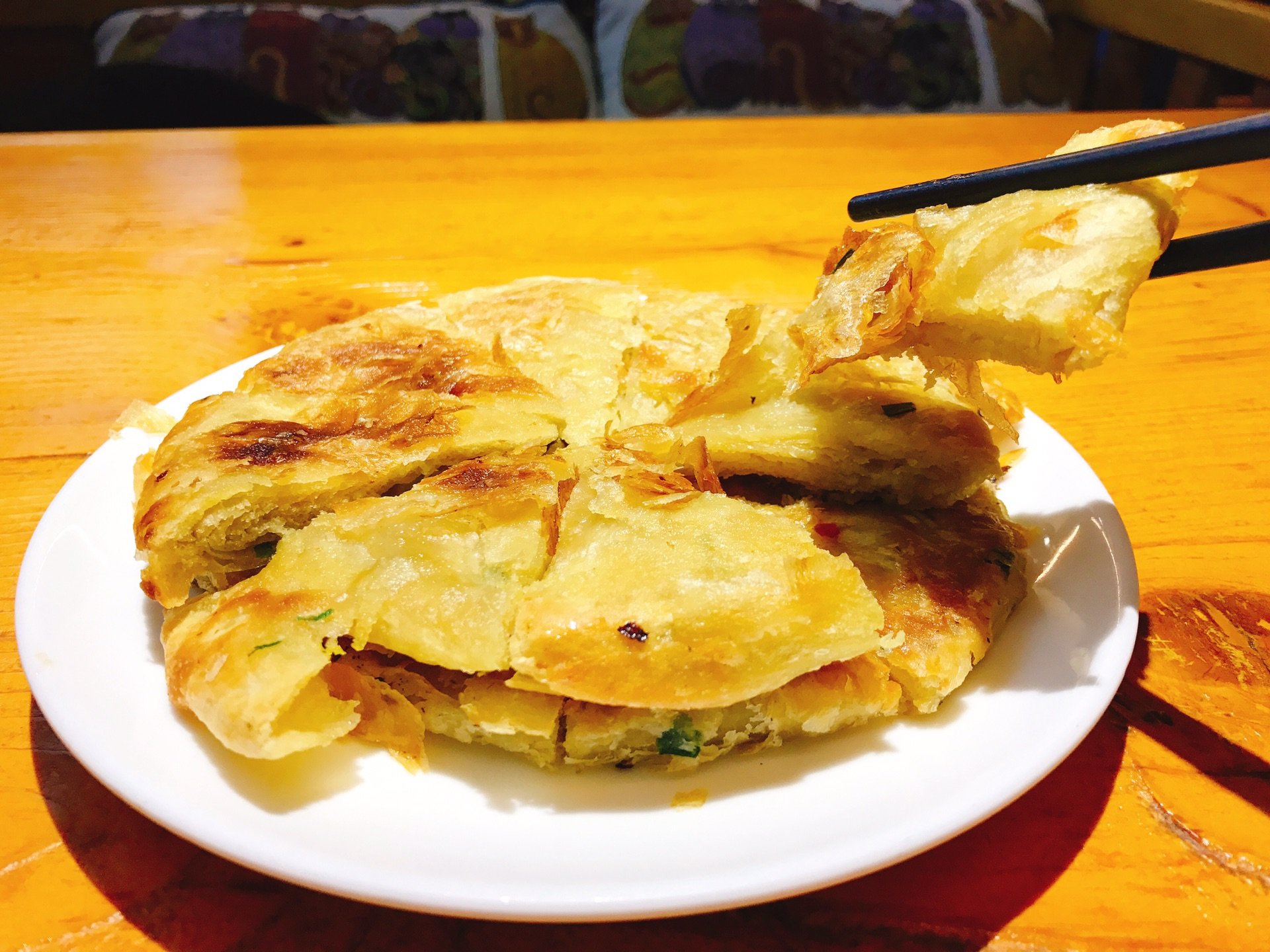 点了招牌雪山鱼,鲜花炒蛋,汽锅鸡和丽江粑粑.