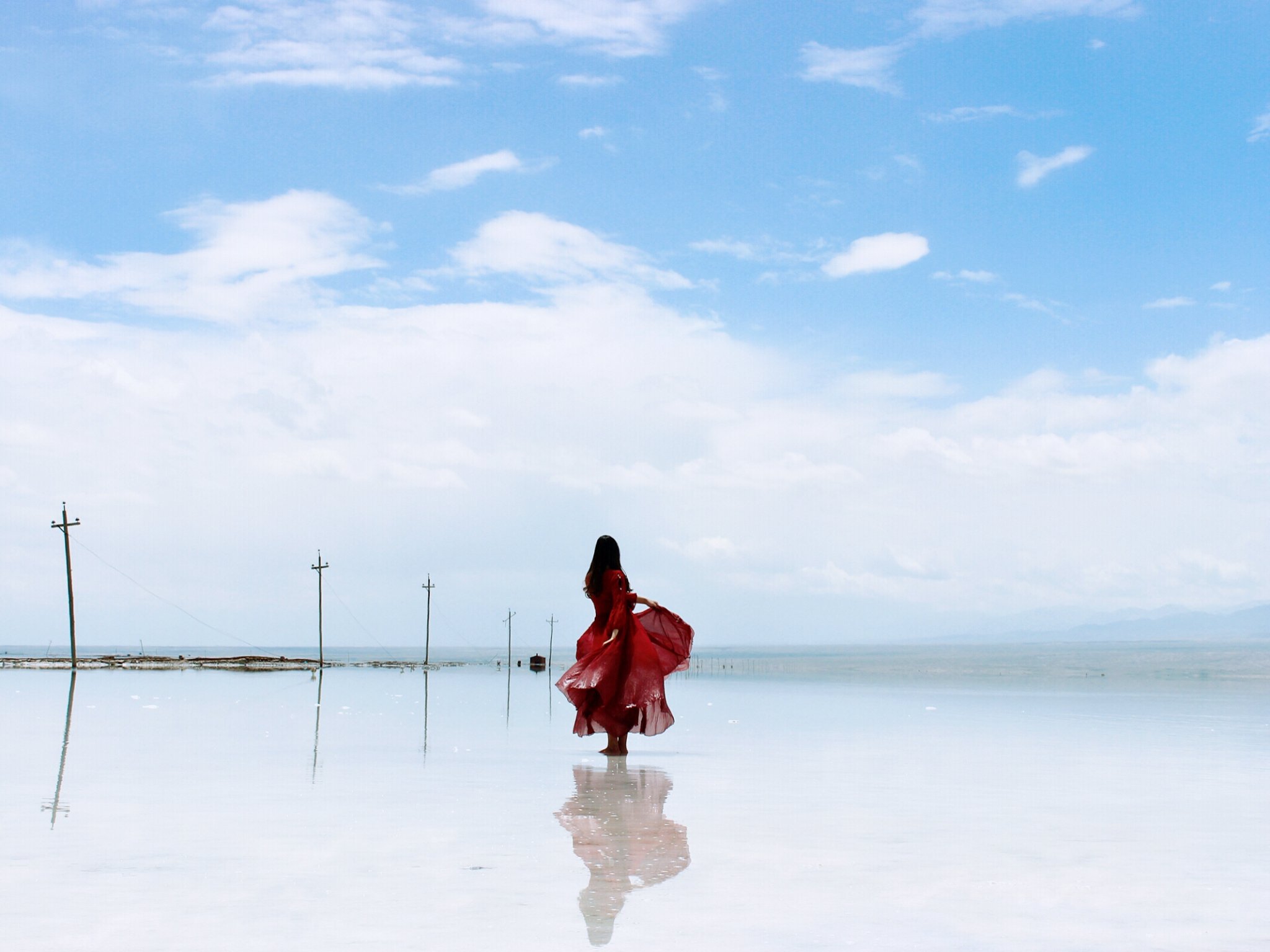 光脚踩在盐湖里真是非常爽建议大家都去尝试一下接下来会有大批照片