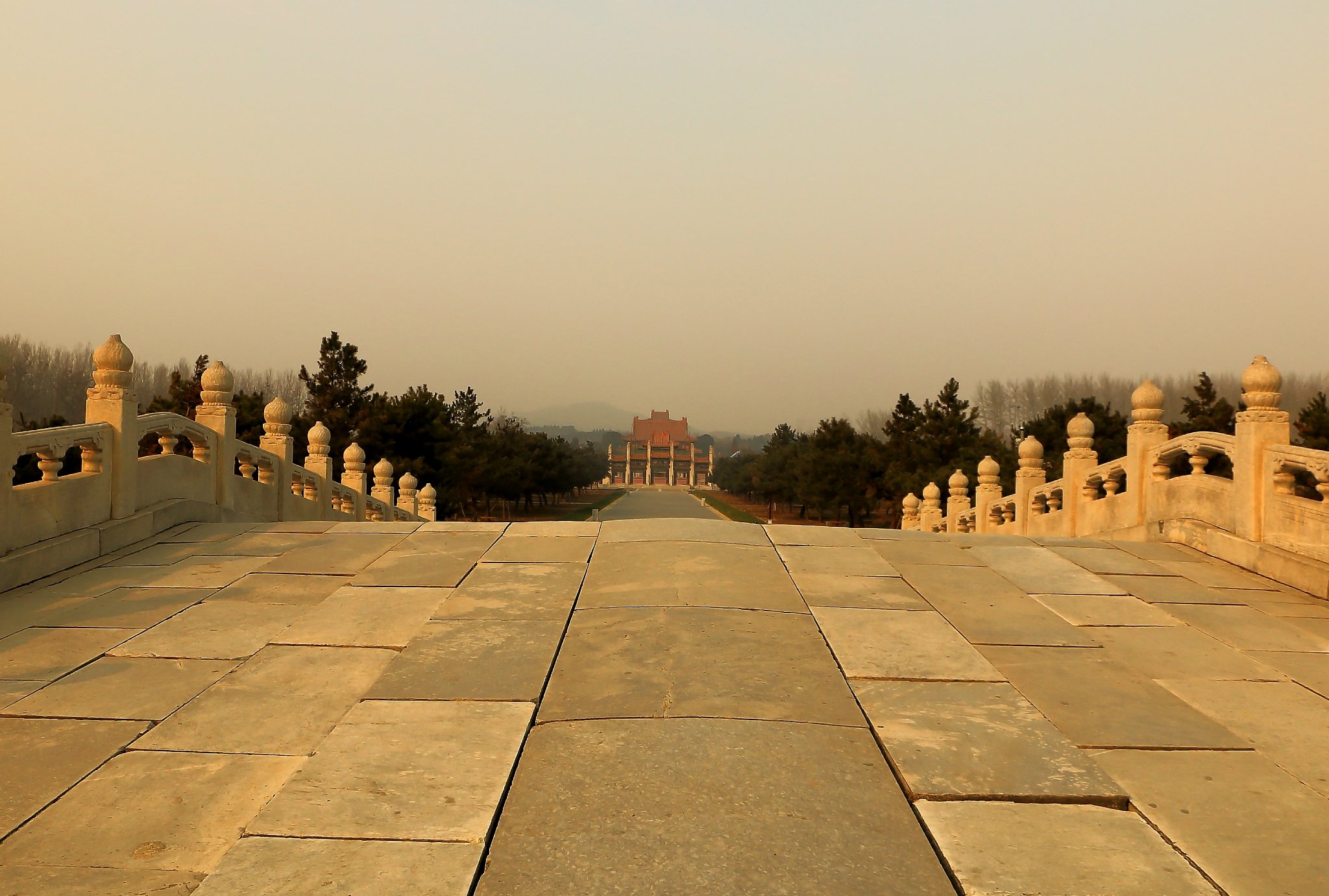 清西陵最后一个陵墓是光绪皇帝的崇陵,位于清西陵泰陵的东南面约4公里