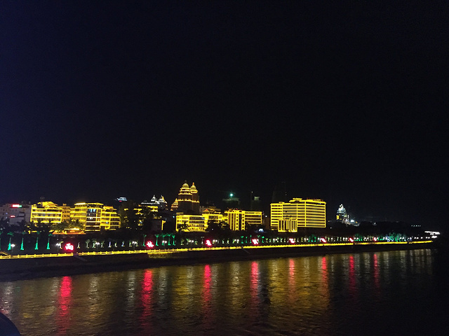 2017_江边夜市小吃街评论