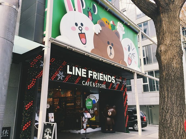 "推荐店铺：a) LINE地址：首尔特别市江南区新沙洞535-15。就在林荫大道的主街上，非常好认_LINE FRIENDS（首尔旗舰店）"的评论图片