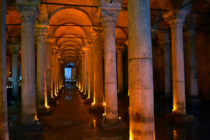21地下水宫殿内成排成列的罗马帝国时代石柱 配上幽暗的灯光与水影 行走其中 仿佛进入魔幻世界中 难 地下水宫 评论 去哪儿攻略
