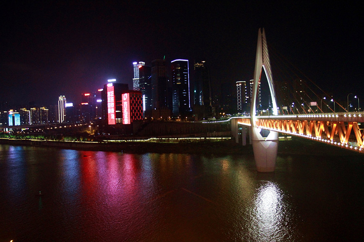 九门老火锅吃起步行至解放碑洪崖洞不知不觉已经是晚上十一点多了重庆