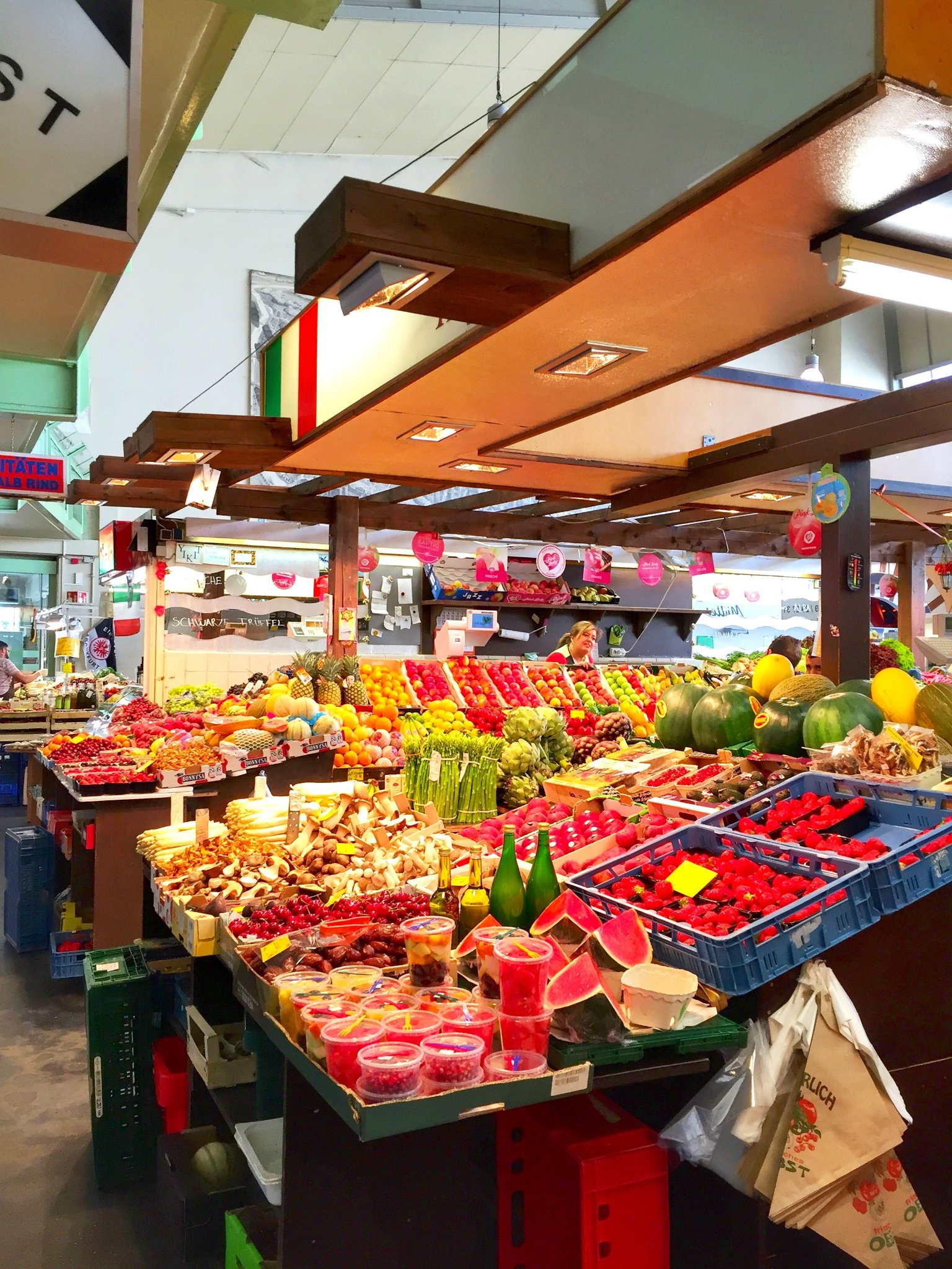 不得不说,连菜市场都如此高端……整洁干净,品种齐全~站在这里,视野