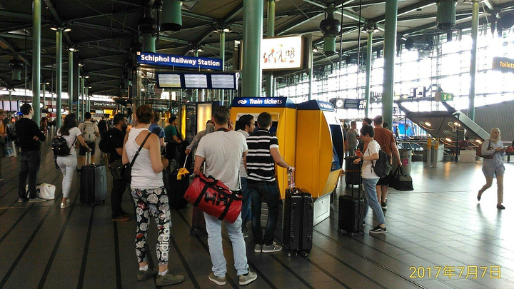 .的,只有一台台的自助售票机,可以使用银行卡或