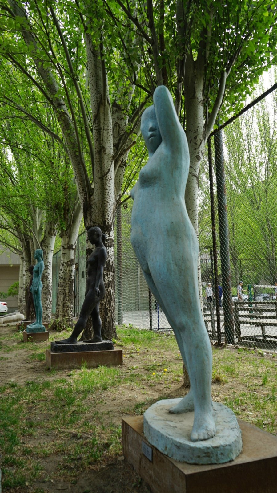 走进鲁美就会被无数的雕塑和横幅吸引