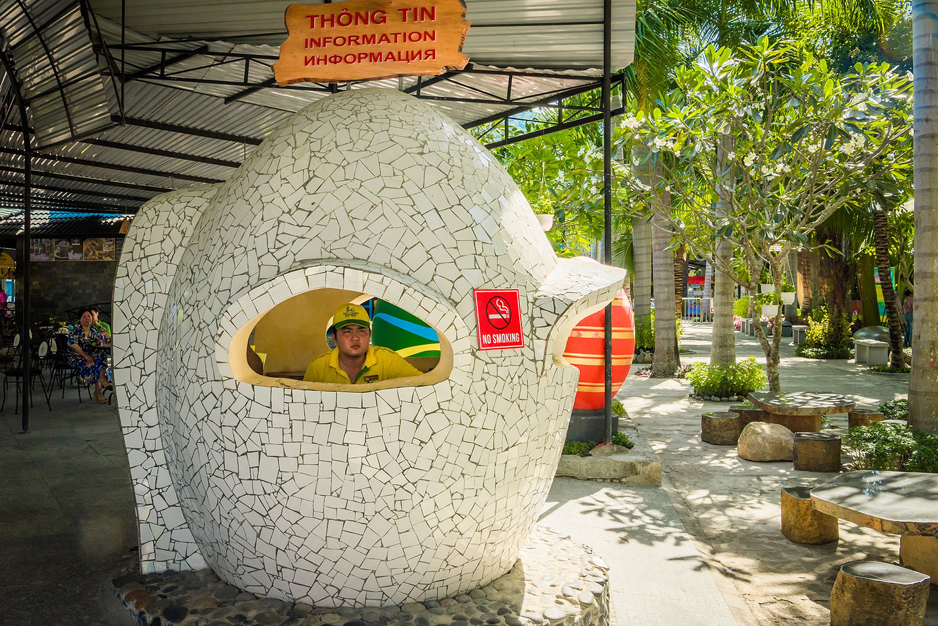 连大门口的售票处都是鸡蛋的造型.