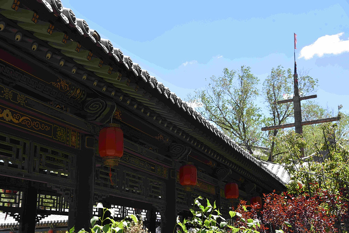 兴建庙宇宫观,棱台亭阁,深宅大院,依次兴建了玉皇阁(龙尾),真武阁