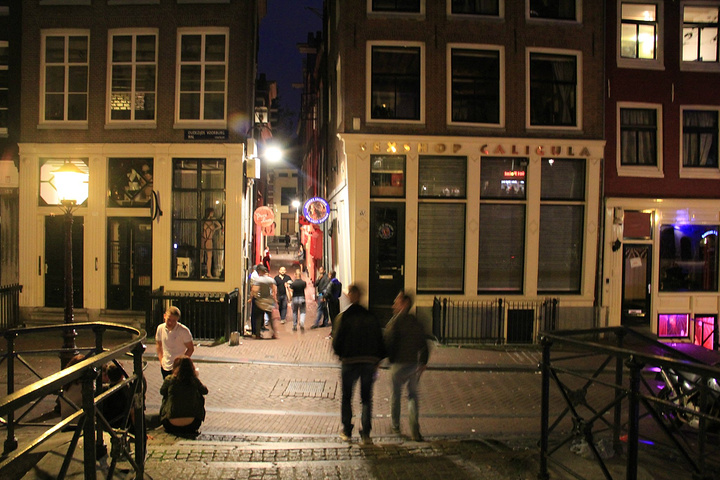 .的,只有一台台的自助售票机,可以使用银行卡或