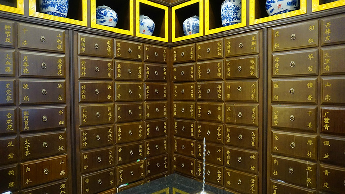 传统中药柜中国中药产品专柜,这里装着一些名贵的中药材这是艾灸理疗