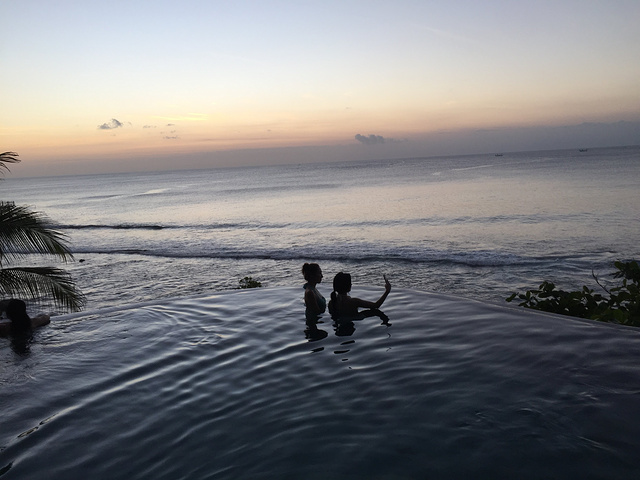 岩石酒吧是巴厘岛标志性日落观赏地点,入住度