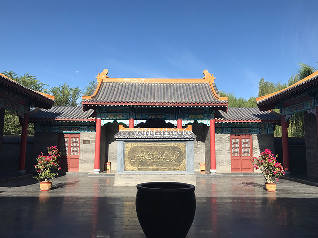 筑群融合了满、汉、维、蒙等多个民族的特点形