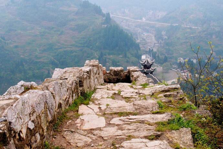 石屏山早上7点前晚上6点后不收门票,不过建议在日出之前游玩,可以看到