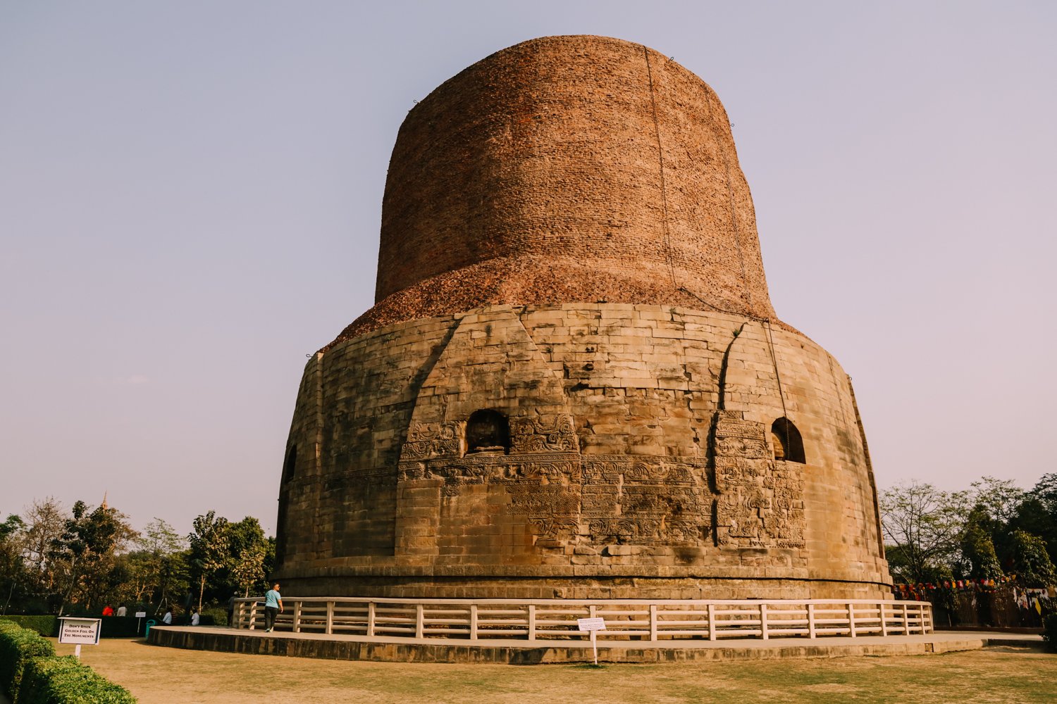 鹿野苑距离瓦拉纳西古城约10公里远,是佛祖释迦牟尼开悟得道之后,第一