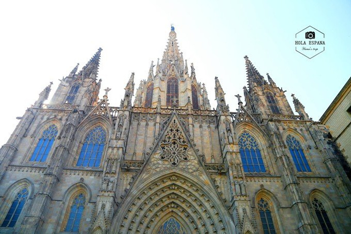 巴塞罗那大教堂是当地最富有标志性的建筑之一