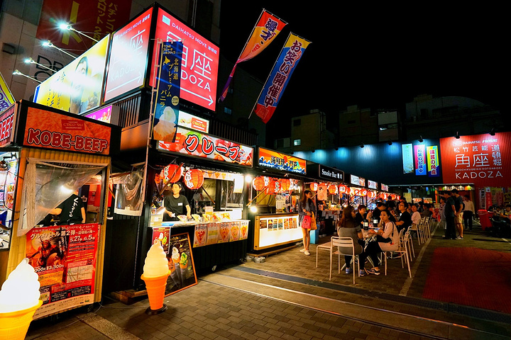 人做得很精致售卖的不仅仅是年轻人还有很多老爷爷摆了小摊在吆喝着