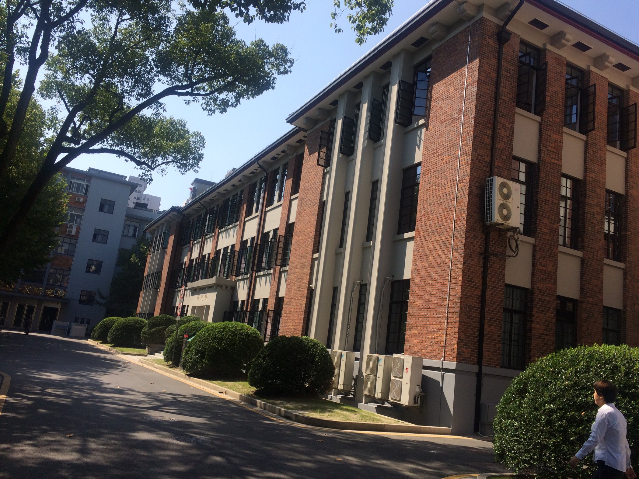 校内建筑风格多样,既有建校时期的老校舍,也有充满现代设计感的新式