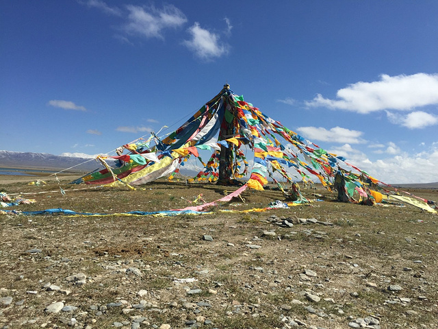 "...是一颗坠落的明珠，晶莹剔透，似一条长长蓝色玉带镶嵌在水天之间，远看像高出了地平线许多，非常神奇_青海湖景区"的评论图片