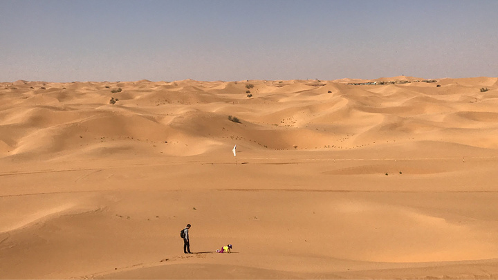 "沙漠自驾够刺激！自拍不错吧。完全睁不开！沙漠穿越完全考验体力，我完全跟不上他们，自己先往回走了_沙坡头"的评论图片