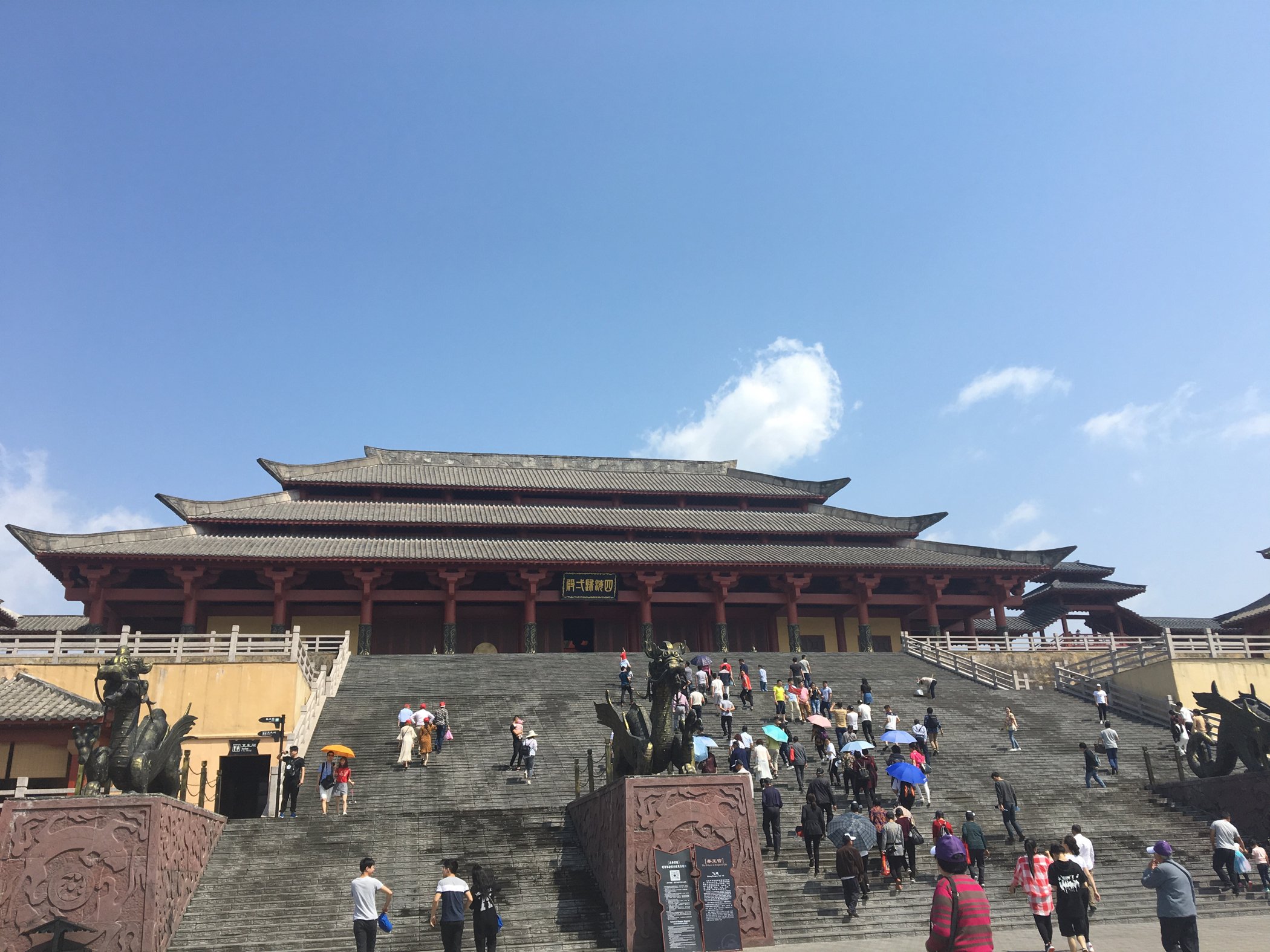 非常喜欢酒店服务员也很好走50米就到旅游大厦了旅游大厦那有横店旅游