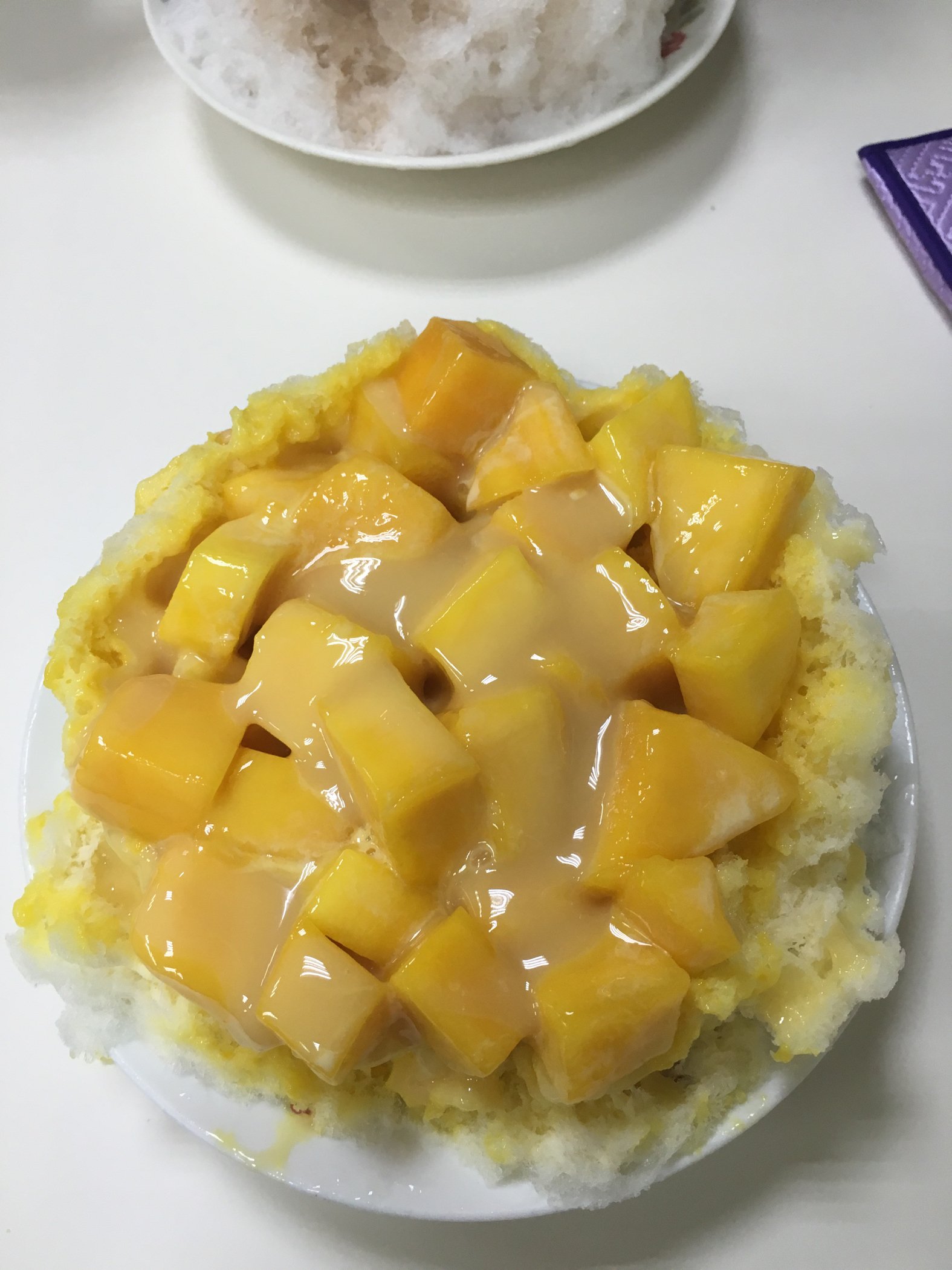 点了芒果牛奶冰,这里的冰沙不像是一般刨冰机做的,更加细腻绵绸,奶味