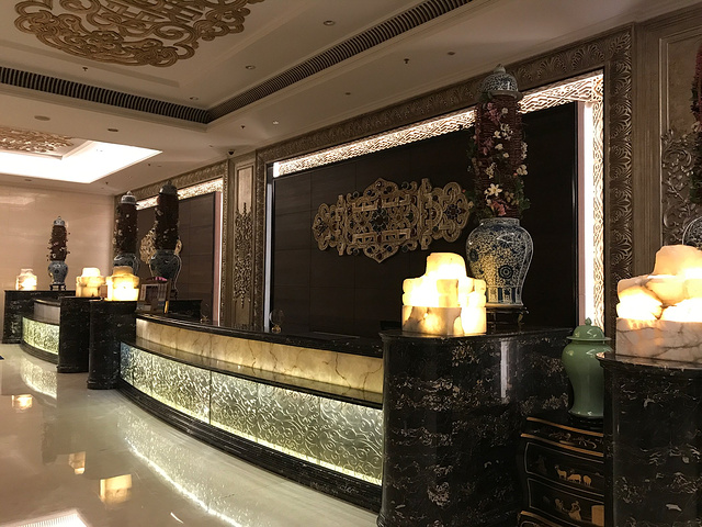 配备非常好的酒店,推荐)因为一直没有吃饭,咨询前台后,推荐酒店还有24