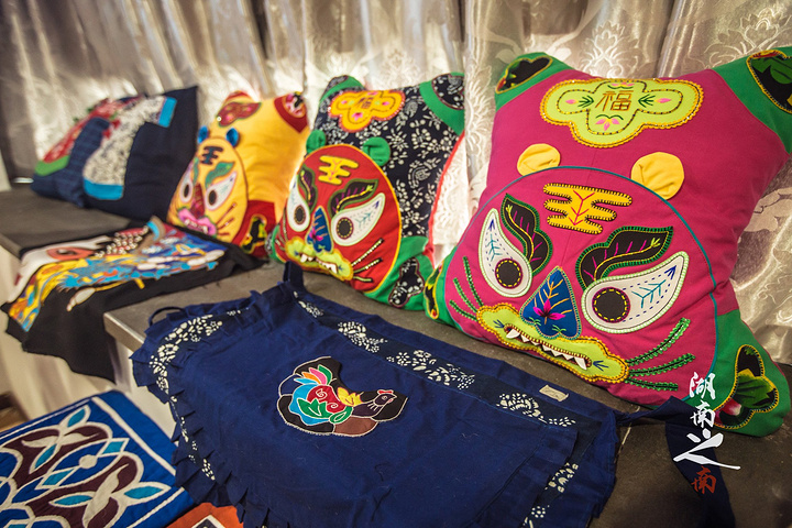 大布江拼布绣来源于生活来自民间,汇集人们对生活五彩斑斓的情感.