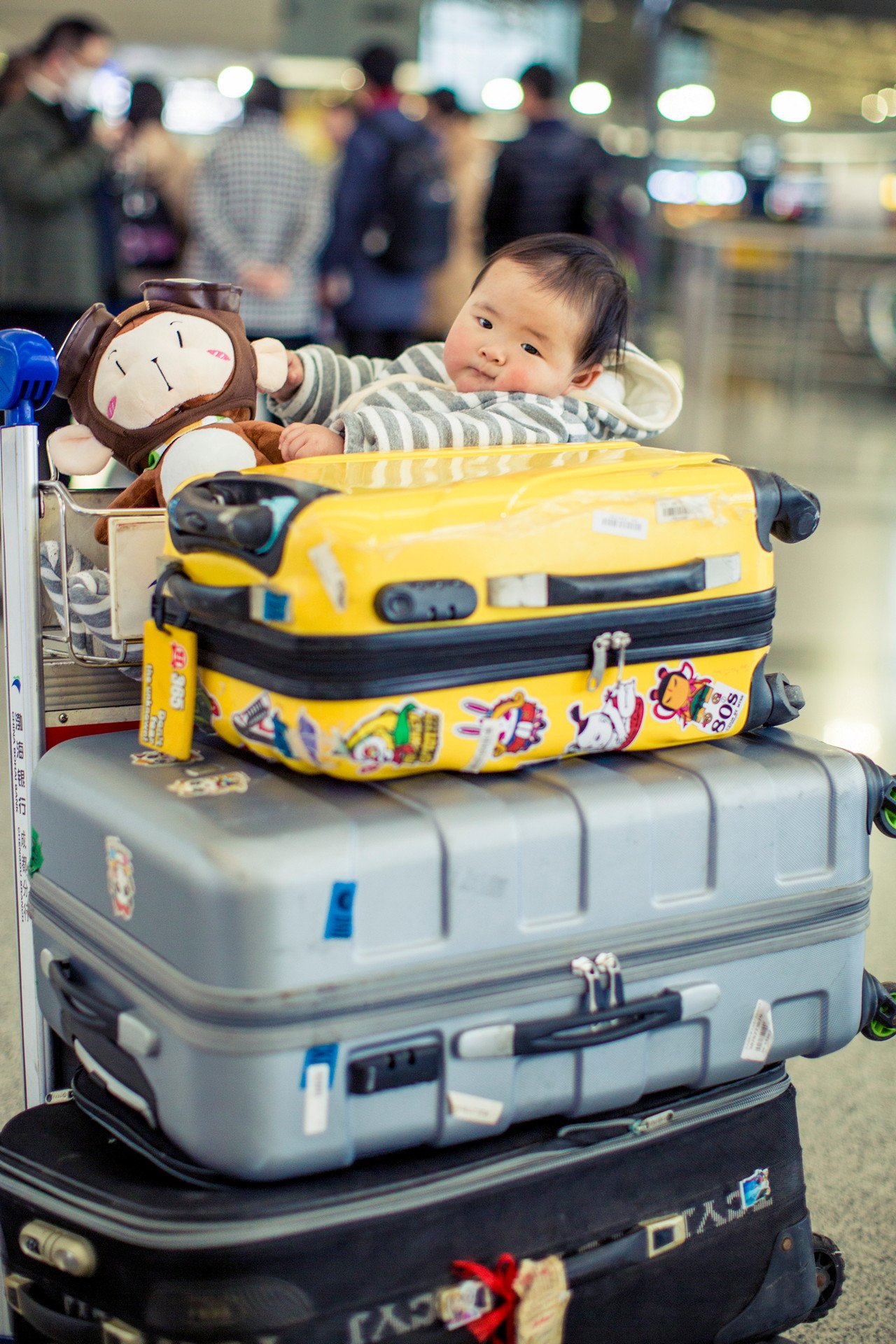 等待的时间总是非常无聊的,看箱子就可以看得出来这次出门的行李一大