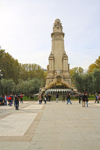 .及代表堂吉诃德真爱的两尊石像:平凡的村姑阿