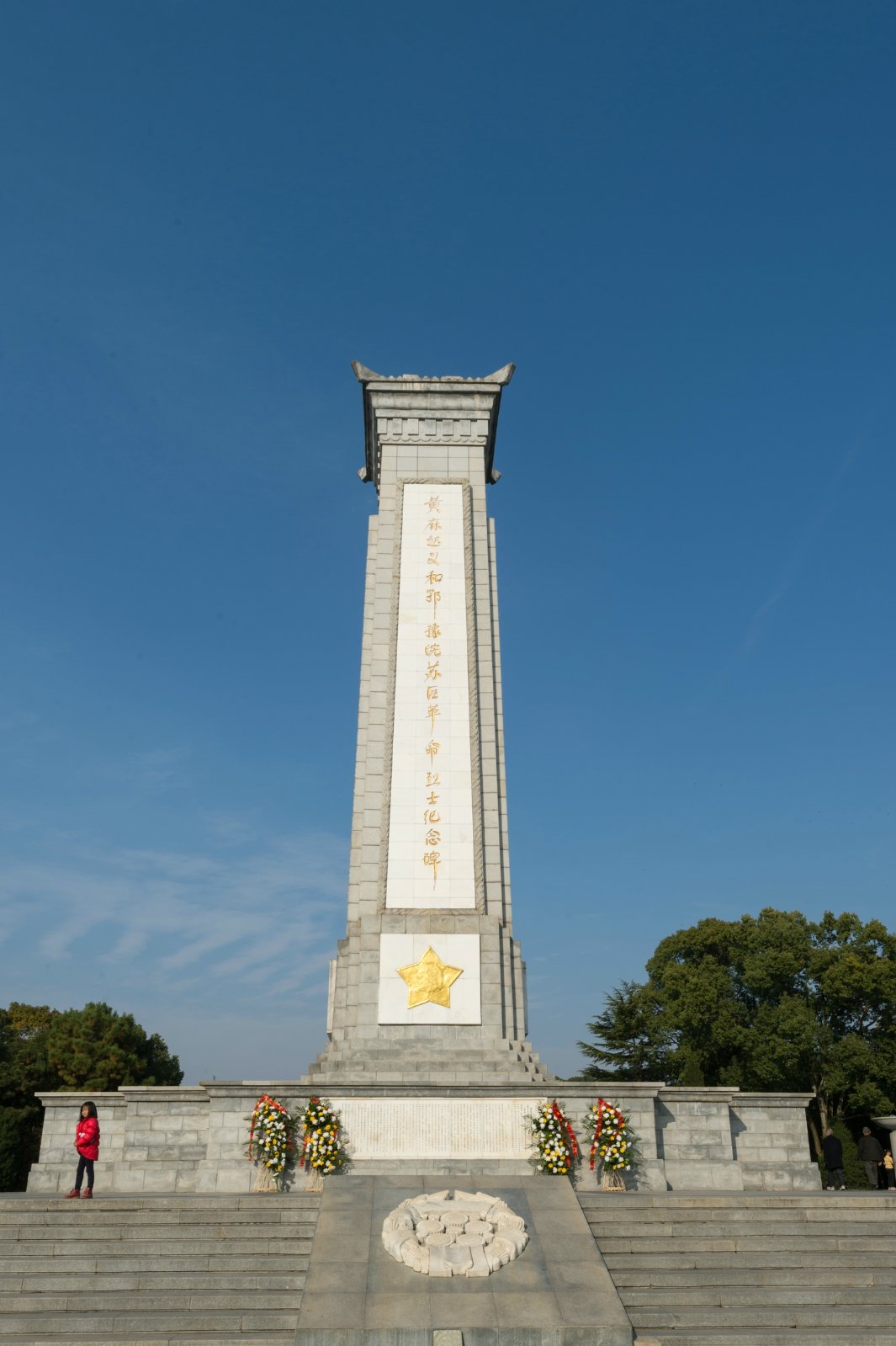 进入园区之后首先看到的是高大的纪念碑,无论从那个角度看,纪念碑都是