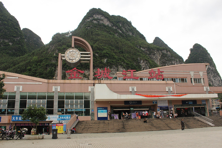 离火车站不远,坐车十分钟就到了.