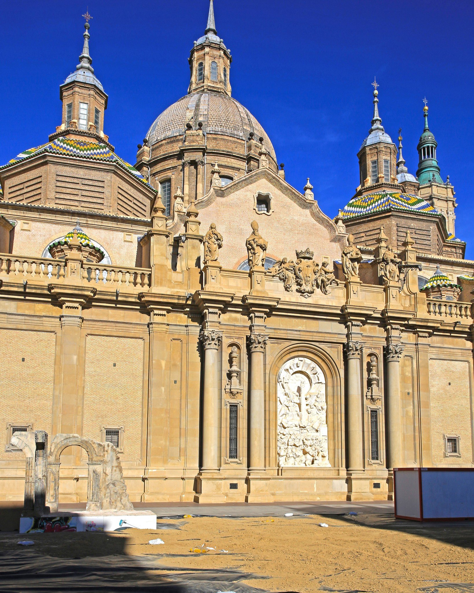 皮拉尔圣母大教堂传说在埃布罗河岸边圣母玛利亚曾靠在一棵石柱上向世