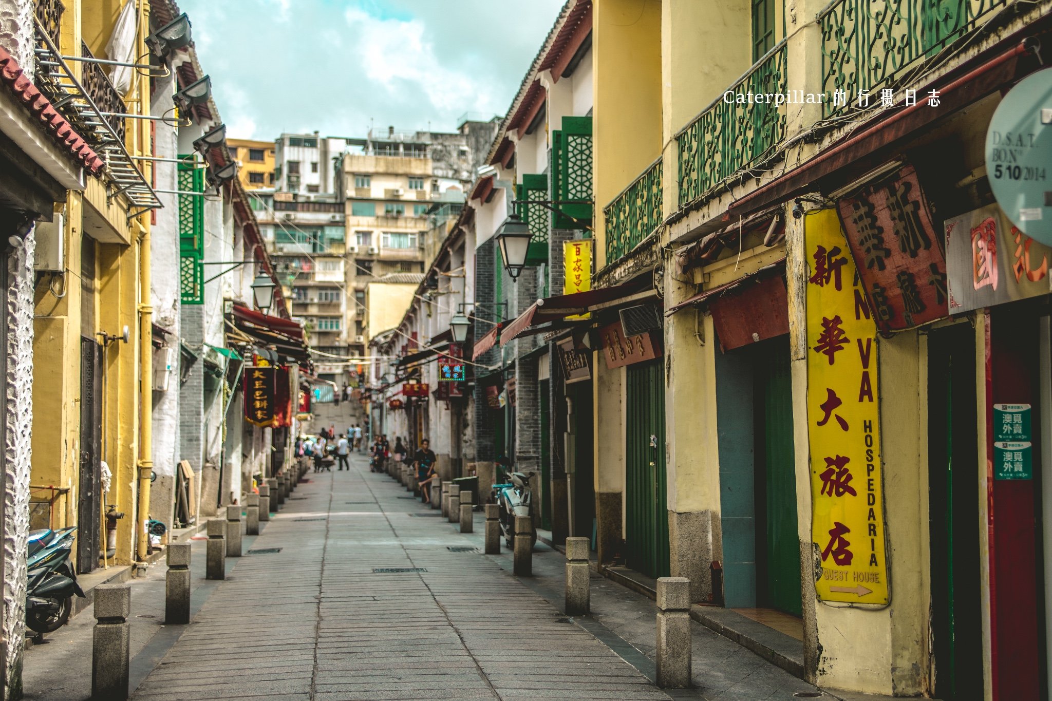 福隆新街是澳门出名的老街,而最有名的当属新华大旅店,《2046》的