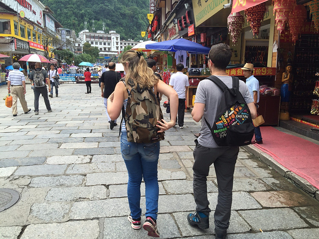 我们从阳朔西街穿行,街两旁的都是店铺,有好多的老外在这里游逛(老外