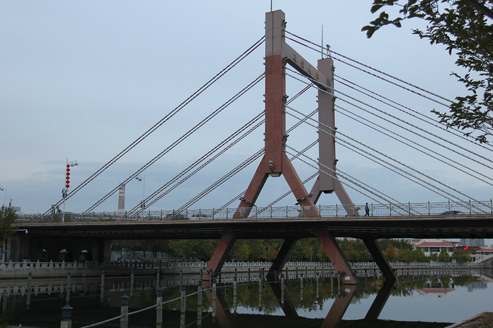 友谊大桥远看观景桥沿着克拉玛依河景区散步,两岸是最美的亮化工程