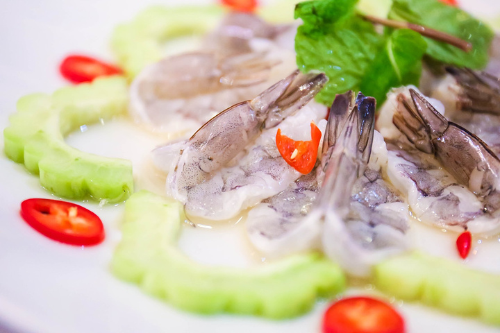 这道鱼露生虾也算是比较经典的泰国菜式.