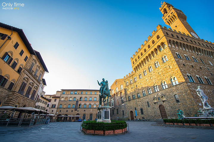 领主广场被誉为"露天雕塑博物馆",有众多著名雕塑作品的复制品伫立在