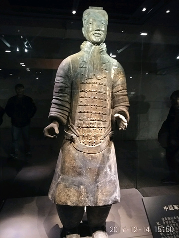 镇馆之宝,跪射弓箭手,唯一一座出土完整而不是碎片的兵马俑,因为海拔