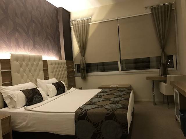 阿德南·曼德列斯机场