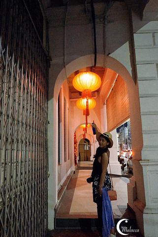 一口一个,超级好吃。晚上你也可以在马六甲河